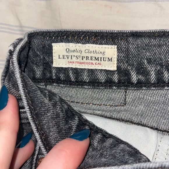 Black Levi’s, button up cutoff denim shorts!! - Picture 8 of 10